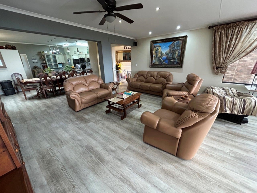 6 Bedroom Property for Sale in Wavecrest Eastern Cape